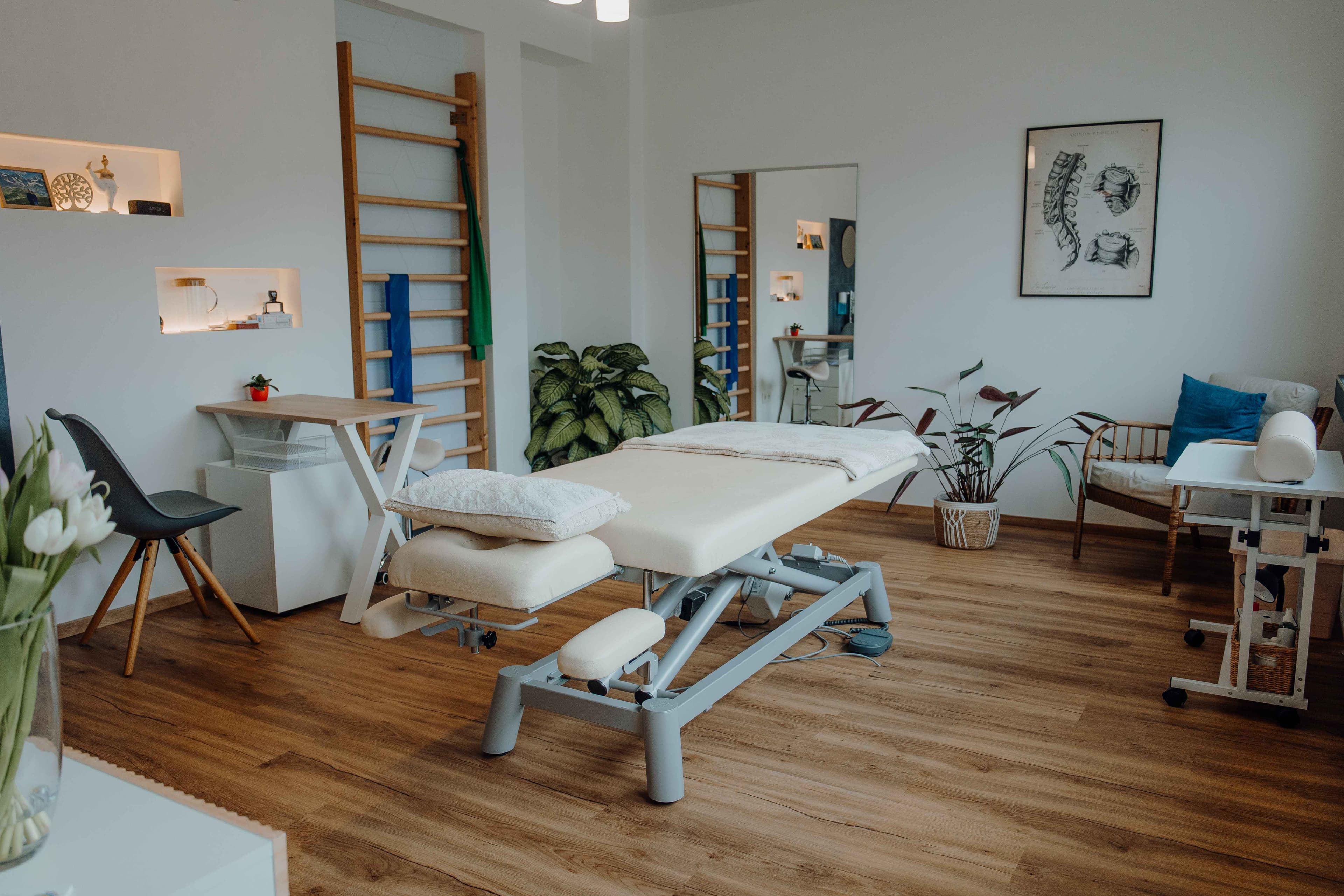 Behandlungsraum mit Therapieliege und Sprossenwand