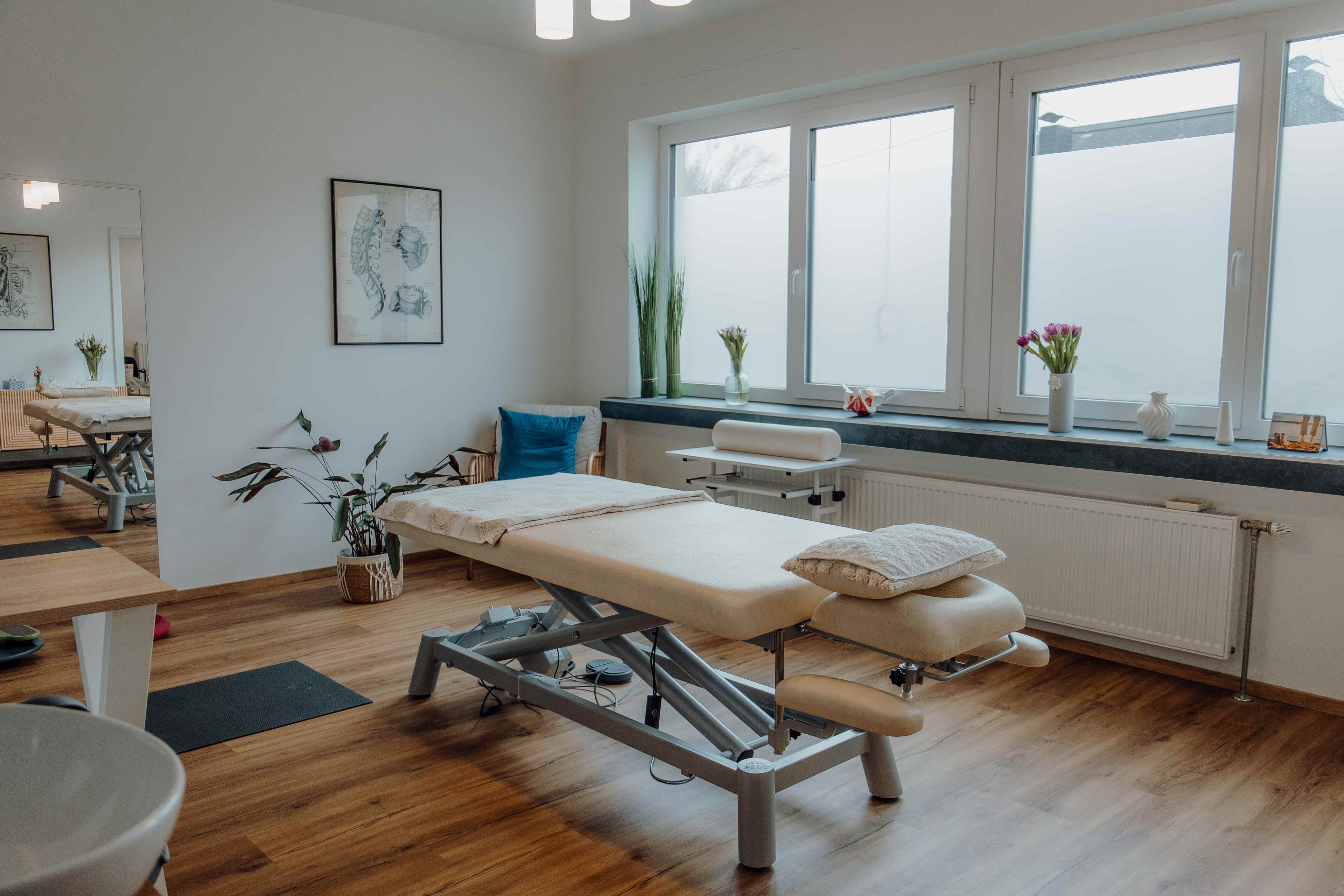 Heller Behandlungsraum mit grossem Fenster